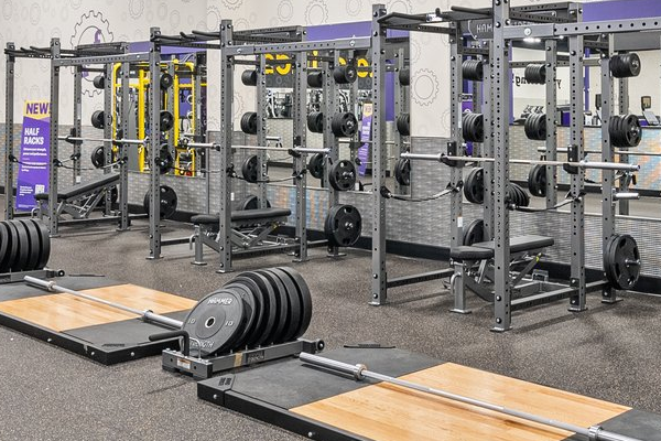 Power racks and deadlift platforms in Planet Fitness
